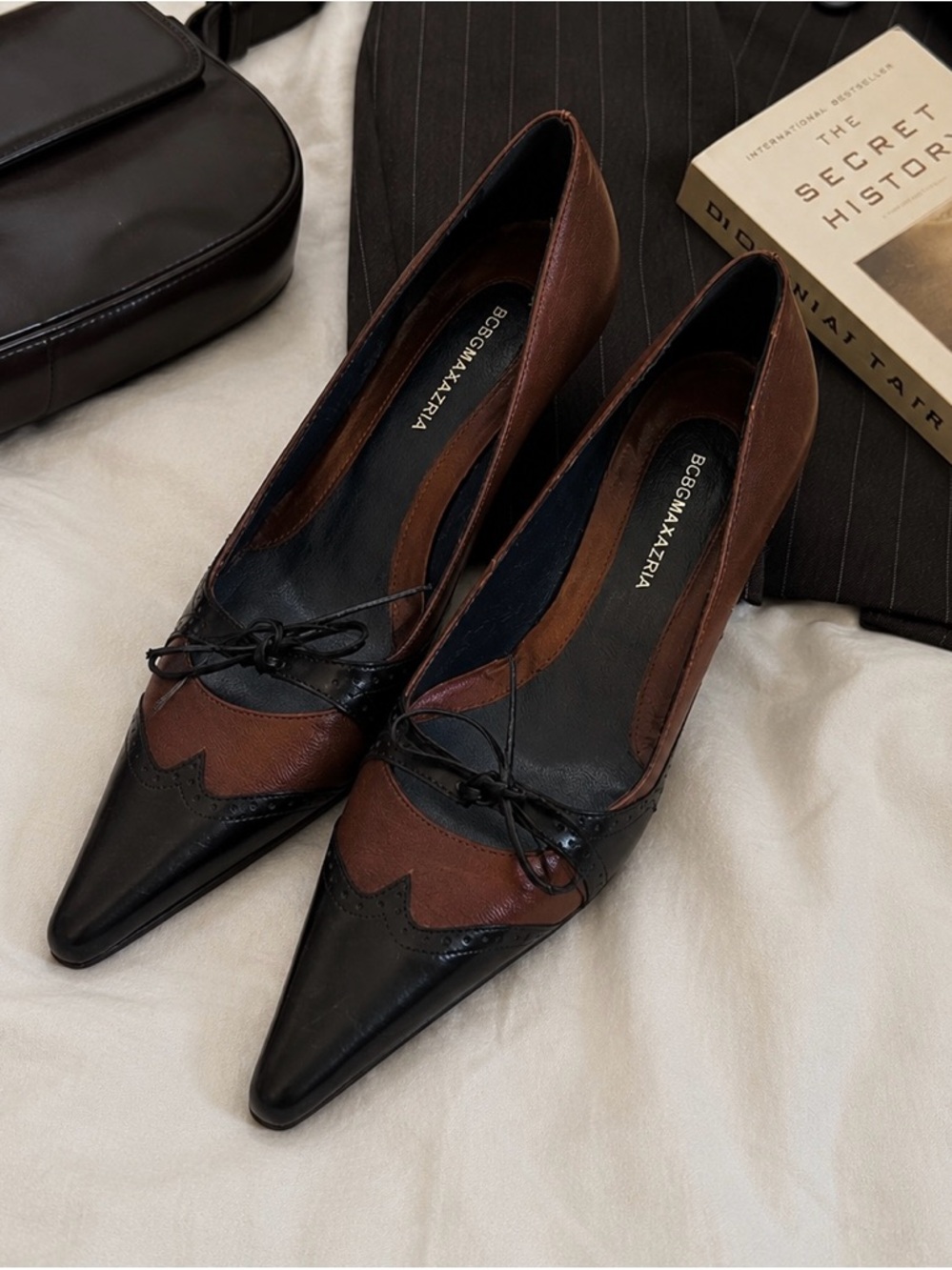 BCBG Max Azria Italian Leather Pointed Toe Bow Heels 7.5 Academia Minimalist